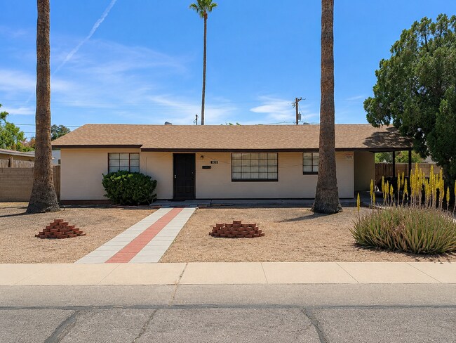 Foto del edificio - Open house 7/17/26 Open from 4:30 - 5:30PM- RENT REDUCTION!  WALK TO - ASU AREA .  Remodeled 5 Be...