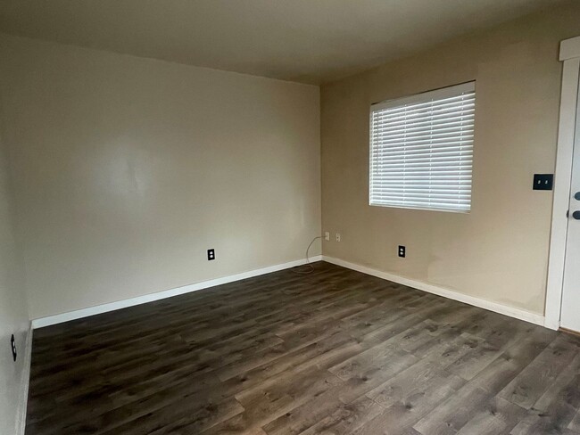 Building Photo - Now renting 2 bedroom Townhome:  to view t...