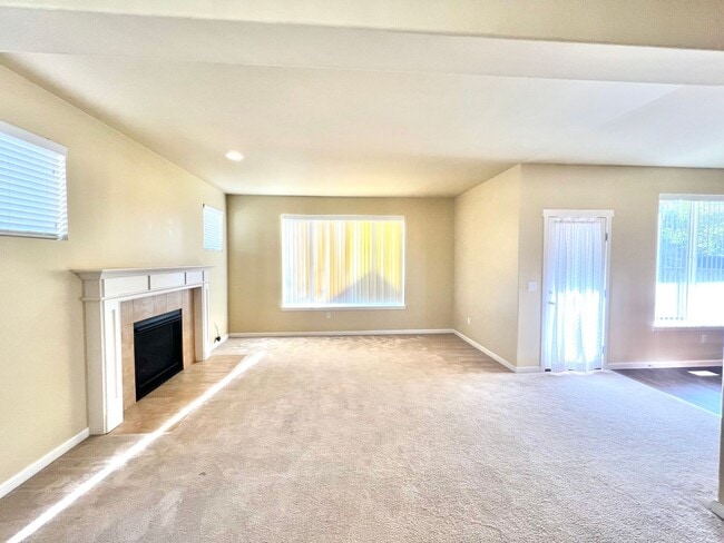 Building Photo - MOVE IN READY: 4bd 2.5ba 2,086 sq ft
