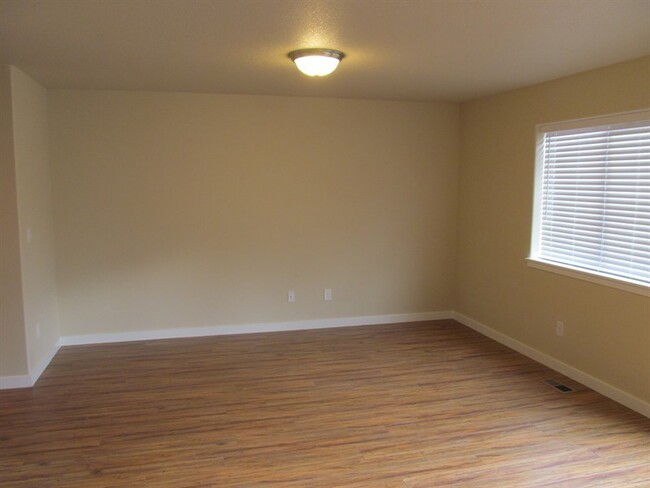 Foto del edificio - 3 Bed 2.5 Bath  Townhome Near Vancouver Ma...