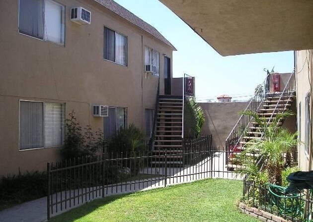 Foto del edificio - 2165 Raymond Ave