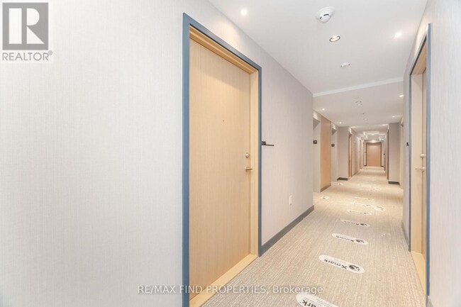 Photo du bâtiment - 395 Square One Dr