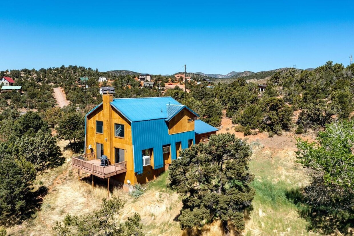 Primary Photo - PRICE JUST REDUCED!! Cozy Home in Central!...