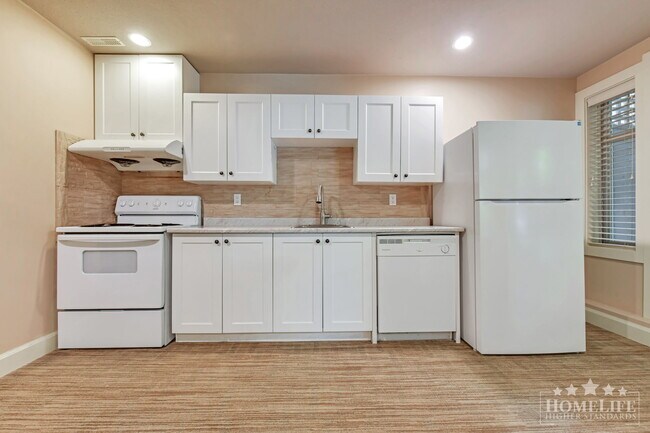 Photo du bâtiment - Bright & Spacious 2 Bedroom Basement Suite in South Surrey