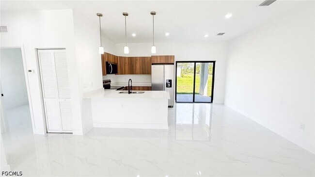 Foto del edificio - 721 Bering Ave S