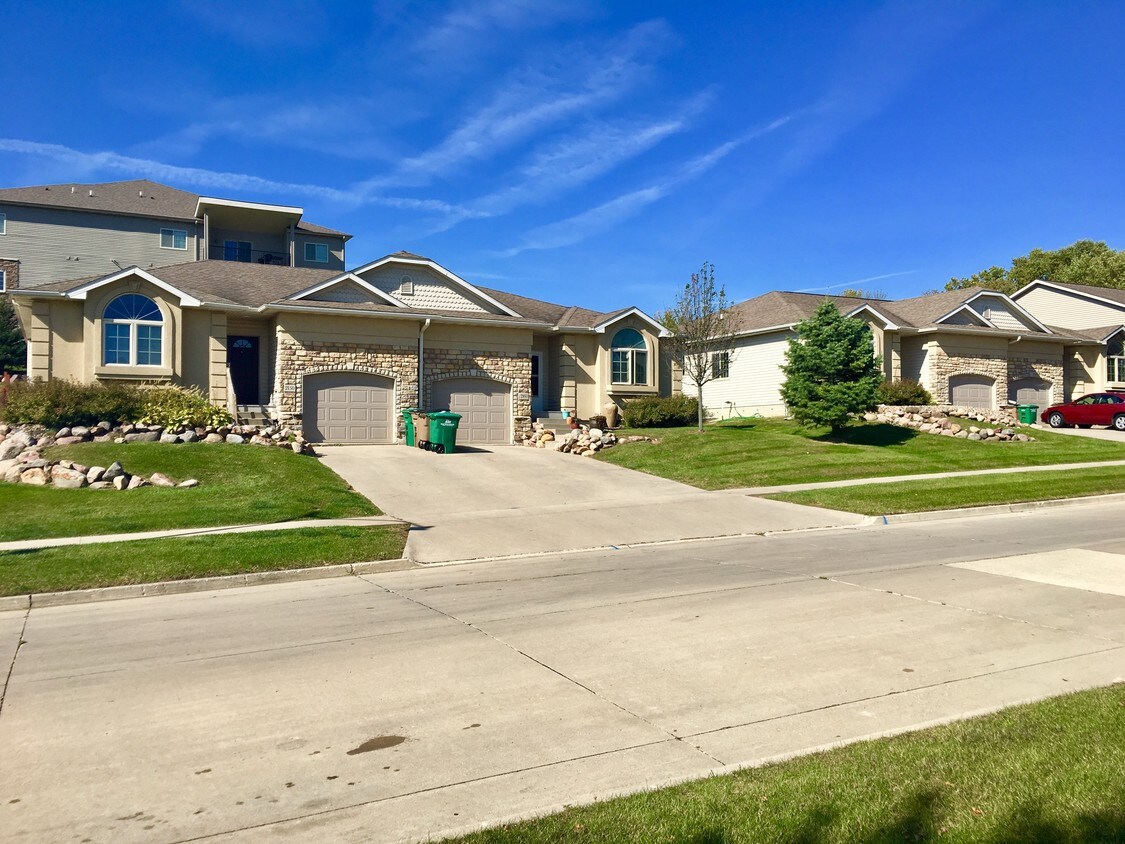21502260 Fountain Crest Dr, Pleasant Hill, IA 50327 Apartments in