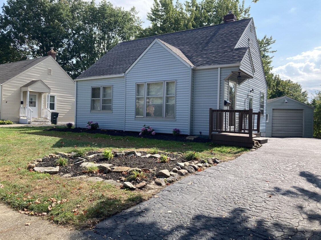 Primary Photo - 1668 Rockford St