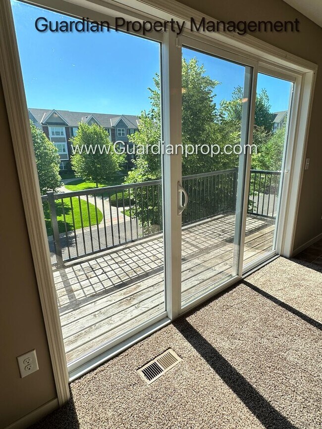 Foto del edificio - Champlin Corner Unit Town Home, 2 Car Garage, Dishwasher, Washer/Dryer, Balcony