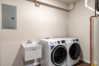 1BR, 1BA - 888SF - Barrington Square Luxury Apartments