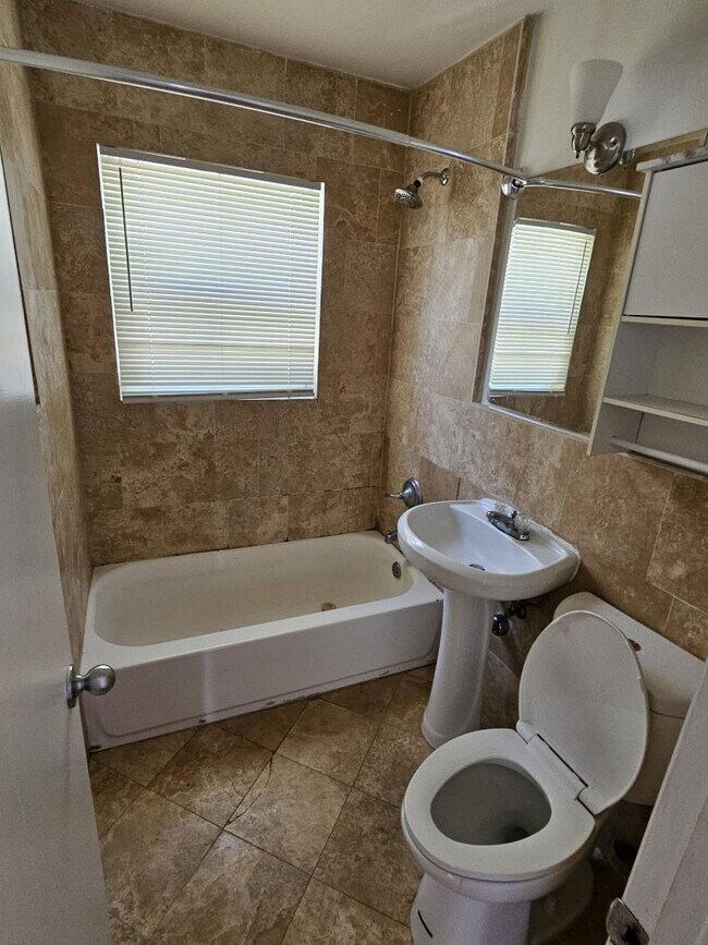 Foto del edificio - 7950 Abbott Ave