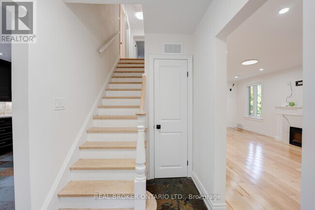 Building Photo - 256 The Kingsway