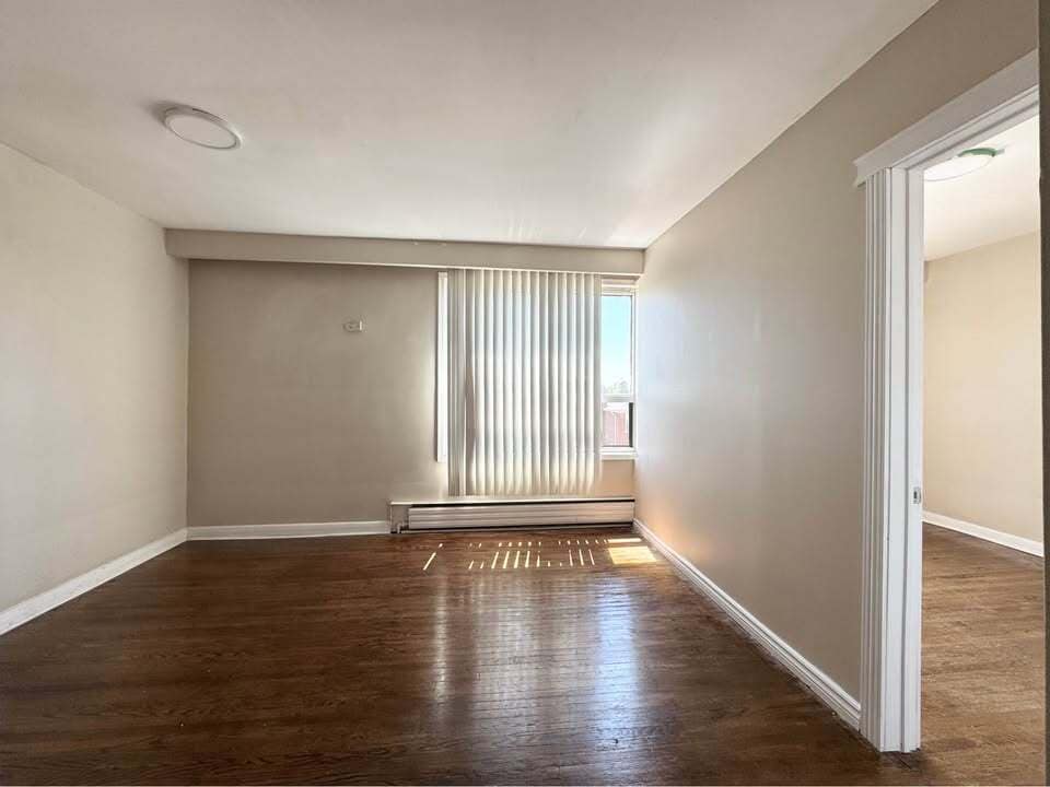 Primary Photo - 3 Bed 1 Bath - Apartment