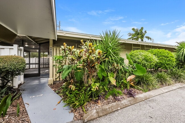 Building Photo - 6906 El Centro Ct