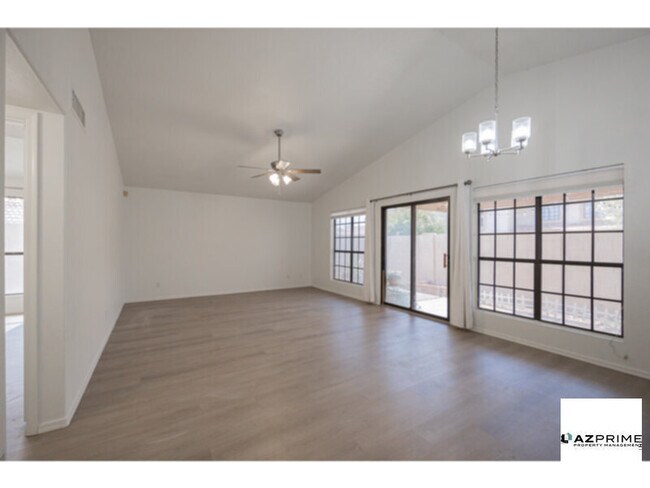 Foto del edificio - A Distinguished 2/2 Single-Level Townhome ...