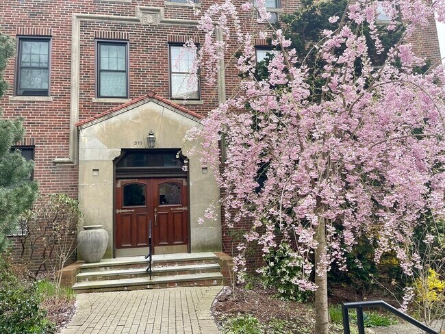 Building Photo - 311 Tappan St