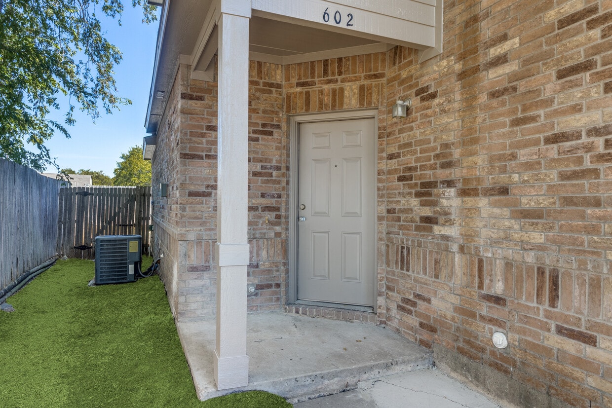 Primary Photo - 602 E College Ave