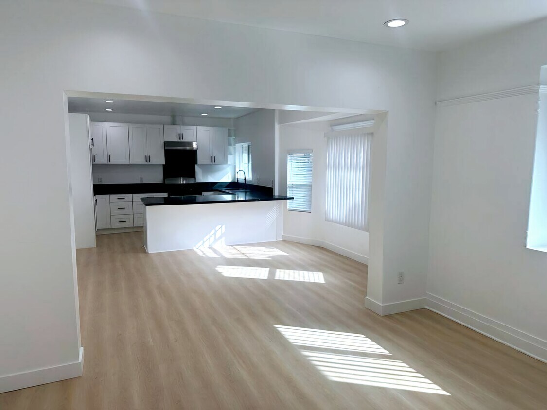 Foto principal - 1455 W 22nd St