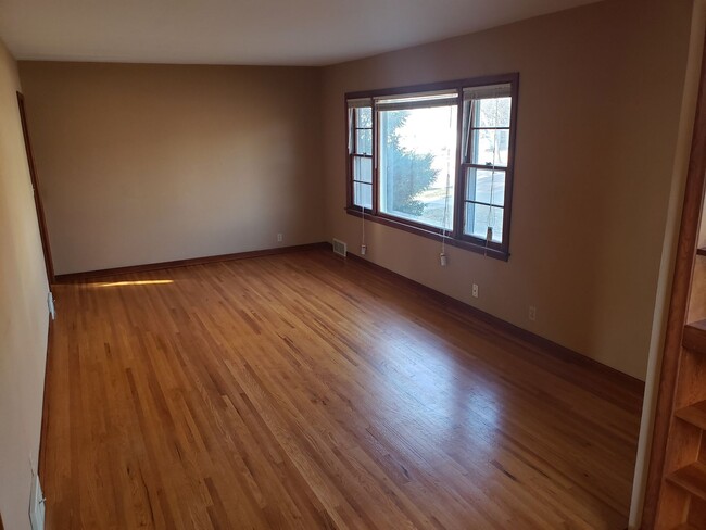Building Photo - 2 Bedroom 1 Bath Home
