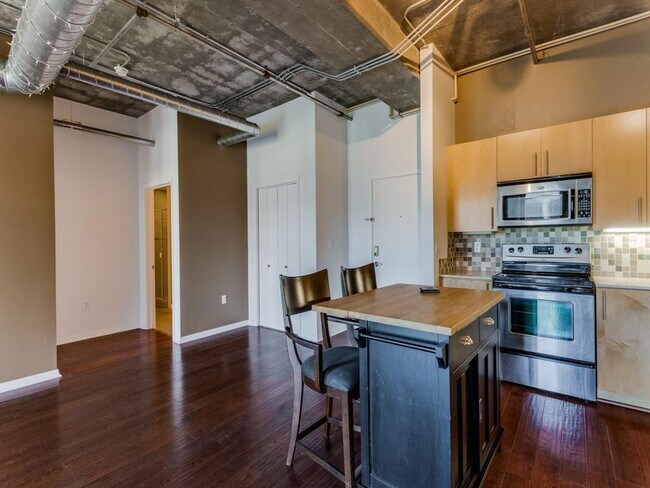 Building Photo - 1001 Belleview St
