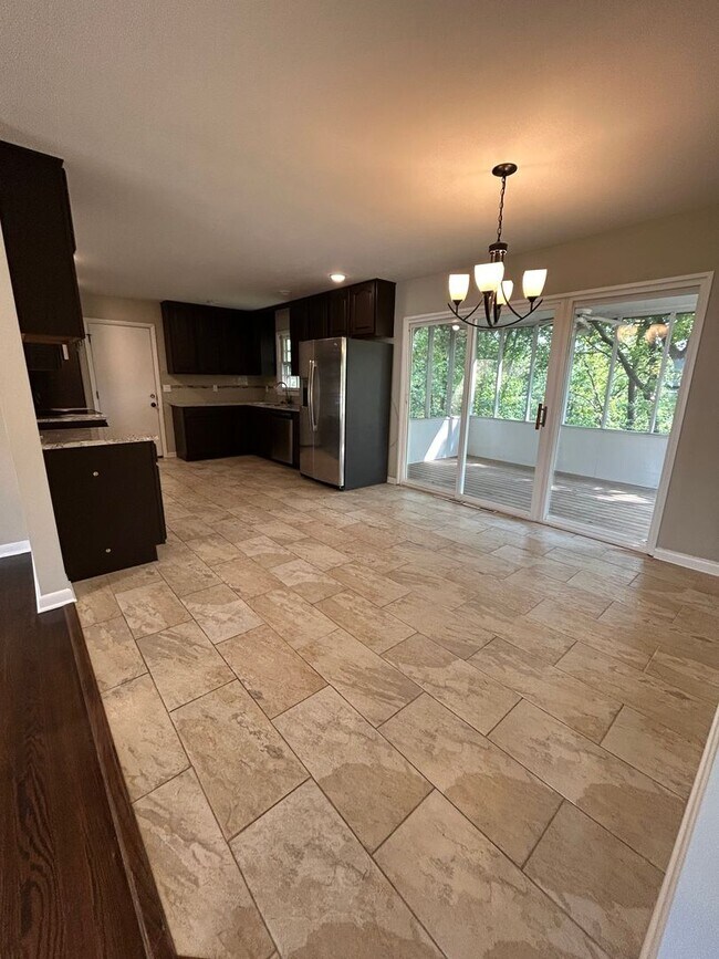 Building Photo - 5 bed 2 bath House in a quiet neighborhood