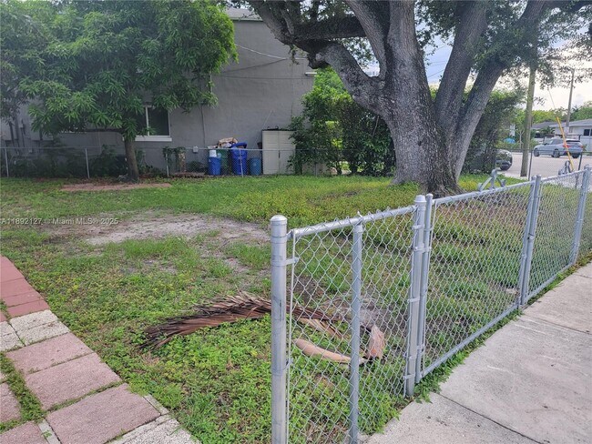 Foto del edificio - 2452 SW 5th St