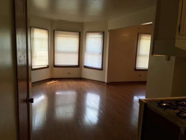 Building Photo - 2347 S Oakley Ave