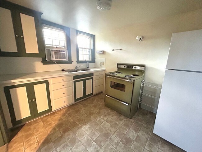 Building Photo - Charming 1 Bedroom Apartment in the Heart ...