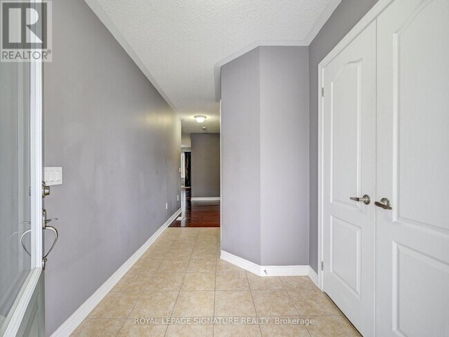 Building Photo - 758 Cook Cres