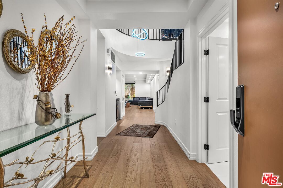 Foto principal - 2111 S Beverly Glen Blvd