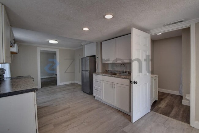 Building Photo - Unit B