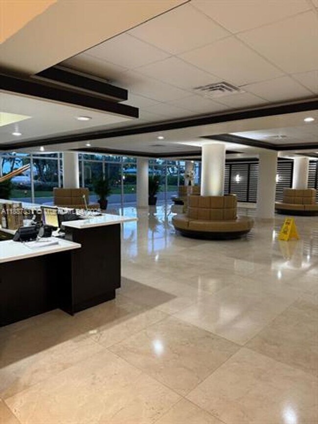 Foto del edificio - 5005 Collins Ave