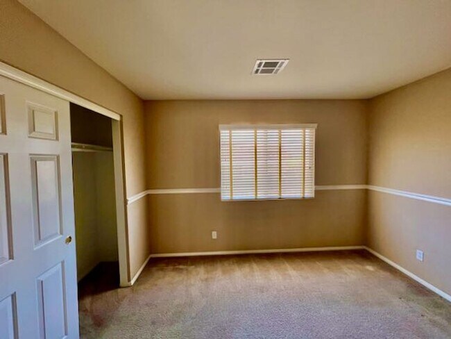 Building Photo - Sunridge Stunner! 4 Bedrooms!
