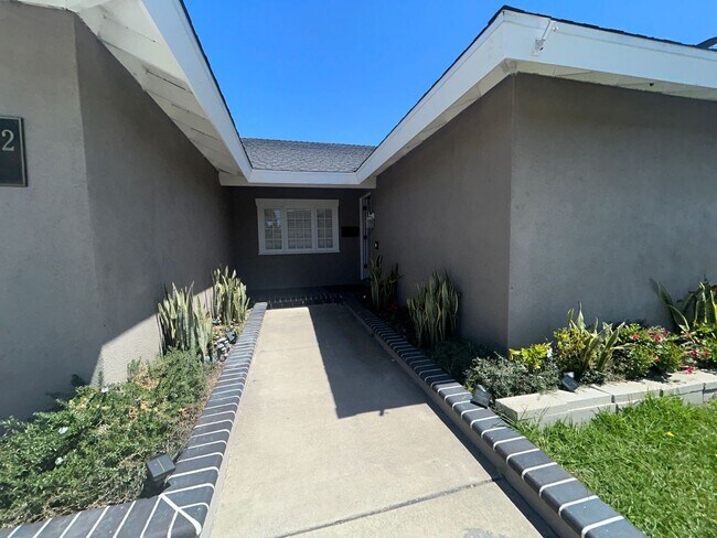 Foto del edificio - Beautiful, spacious 4-bedroom, 2-bath home for rent in Fountain Valley