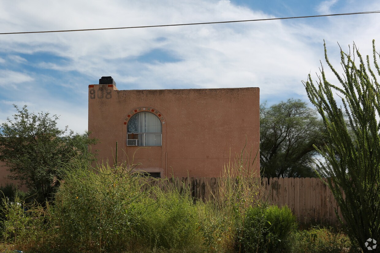 Building Photo - Fourplex