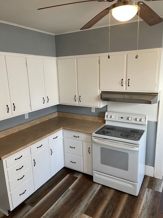 Building Photo - Two bedroom one bath house ready for rent....