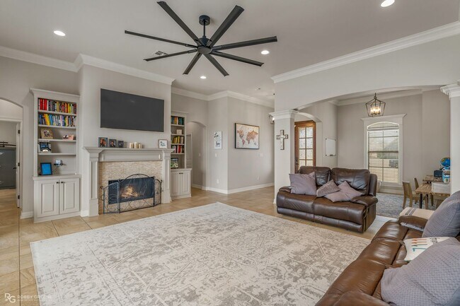 Foto del edificio - Beautiful 4 bedroom/4 Bathroom Home with a Peaceful Backyard