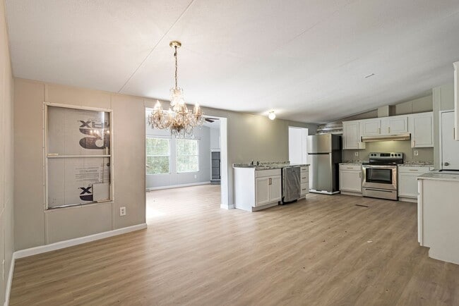 Building Photo - Updated 3 bedroom 2 bath home with Commercial building