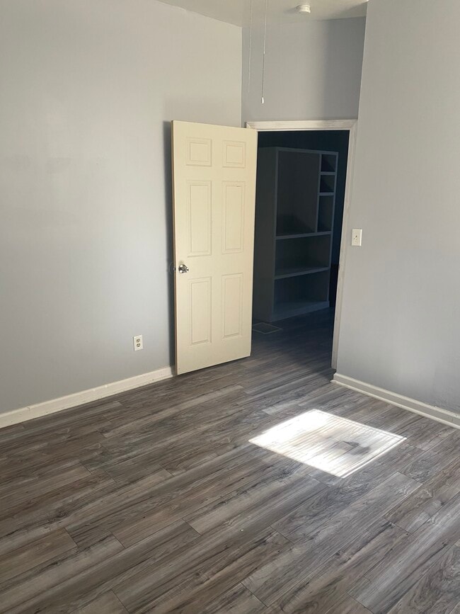 Building Photo - 3209 Iowa Ave