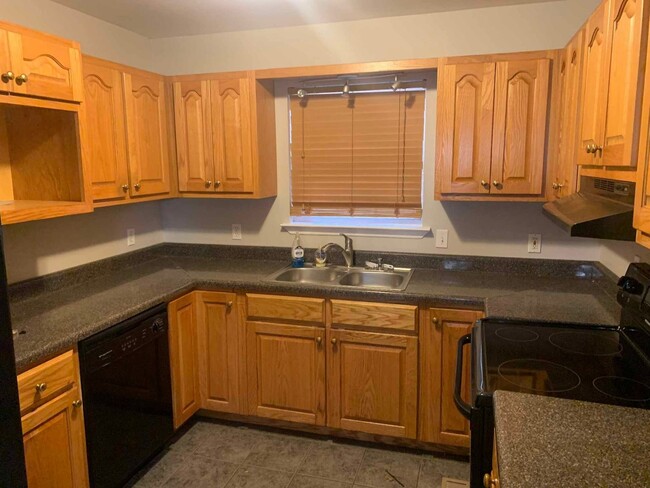 Building Photo - Clean and Cute 3 Bedroom, 2 Bath Single Fa...