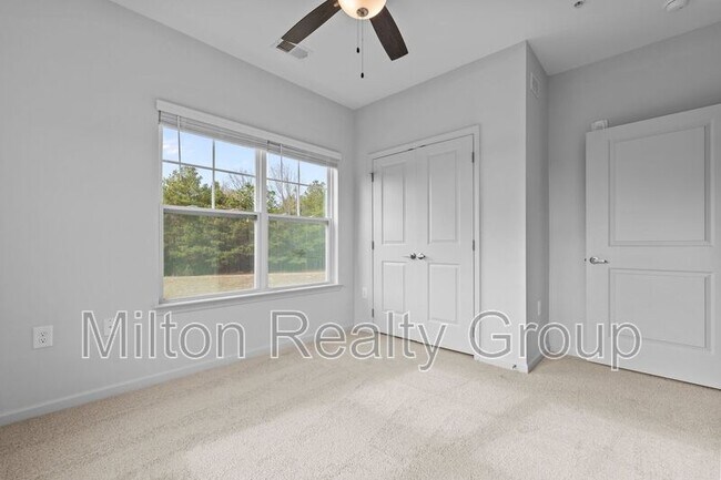 Foto del edificio - 250 Grove Cir