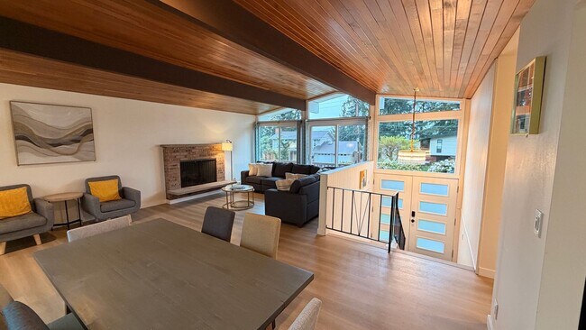 Building Photo - Spacious 5-Bed, 2.5-Bath Home in Newport Hills, Bellevue