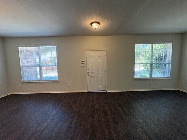 Foto del edificio - Spacious 2 Story Home in Weatherford Texas
