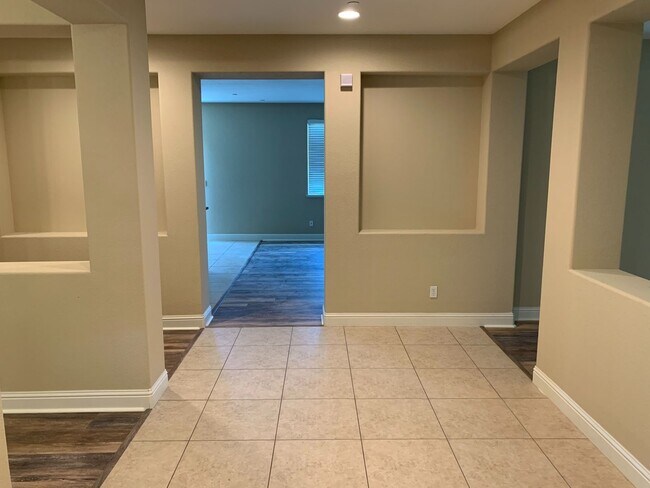 Foto del edificio - Single Story, Corner Lot in Brentwood!