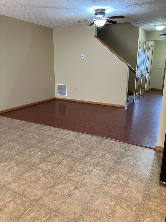 Foto del edificio - Spacious Two-Story Townhome with Attached Garage!