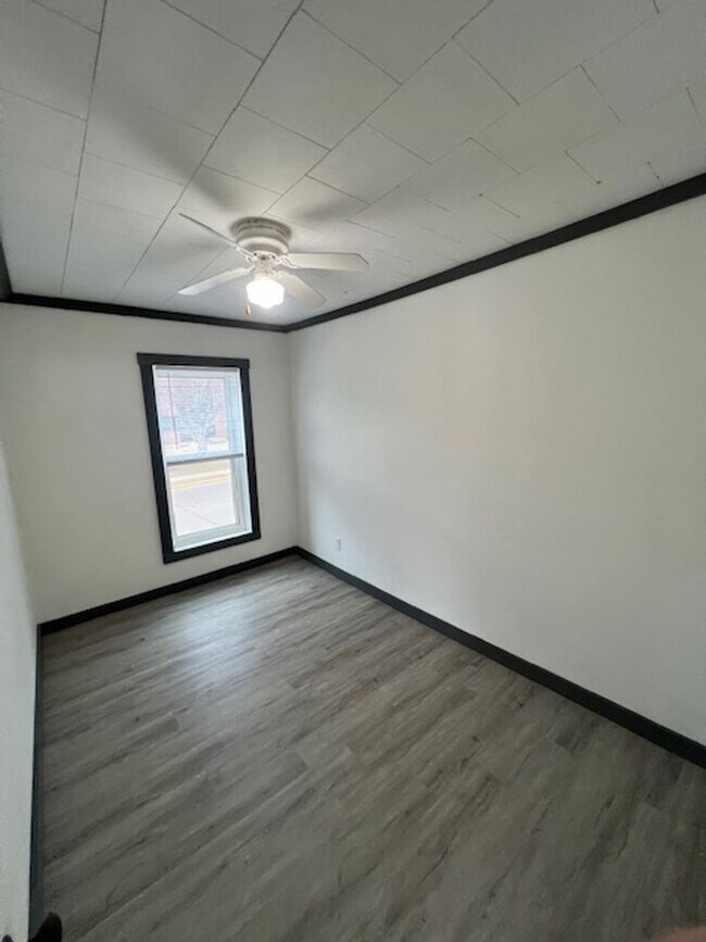 Foto del edificio - 111 N Polk St