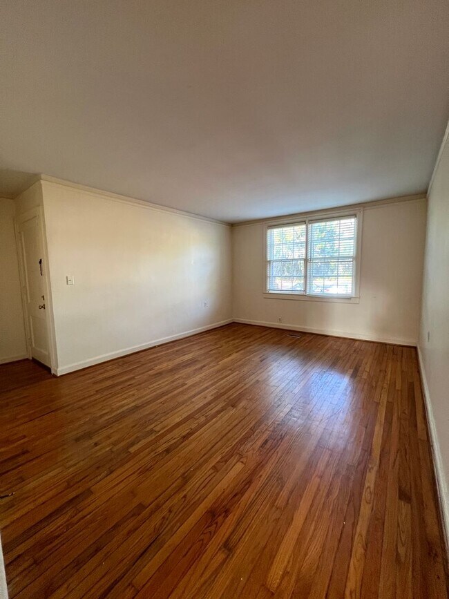 Building Photo - 2940 Oleander Dr
