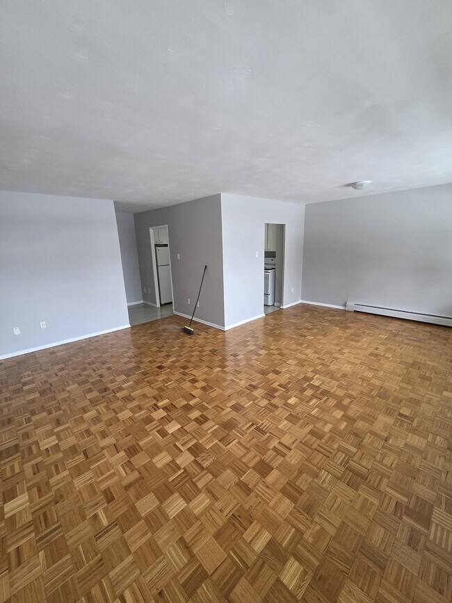 Photo du bâtiment - 1061 Queen's Blvd