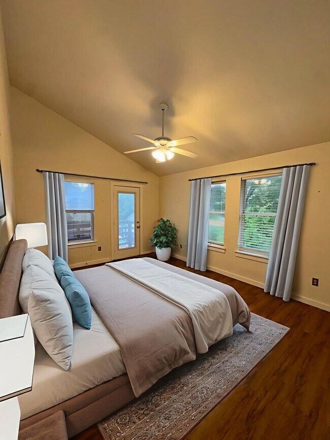 Building Photo - UT PRE-LEASE: 5 bed / 3 bath Remodeled Wes...