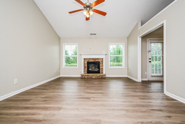 Foto del edificio - 3896 Pine Village Pl