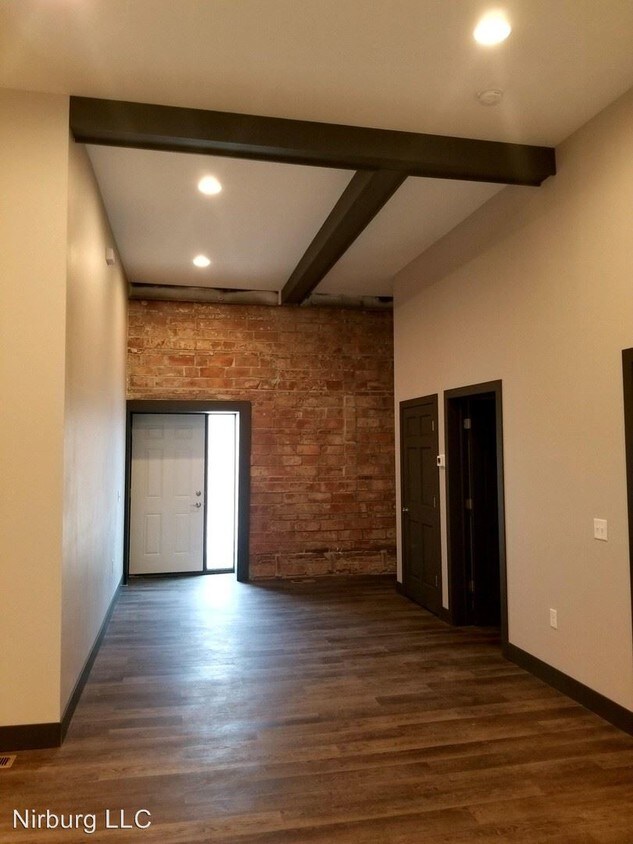 Building Photo - 316 E Willow St